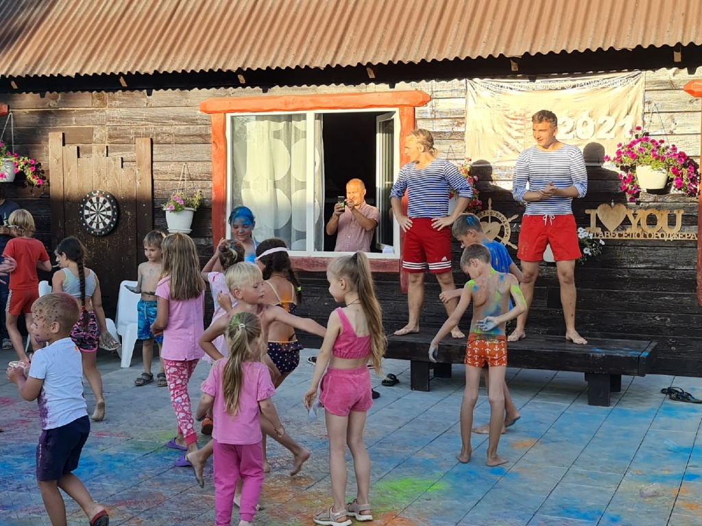 Размещение группы детей на турбазе в Горном Алтае