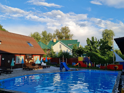 Чистый и ухоженный бассейн в Горном Алтае на турбазе